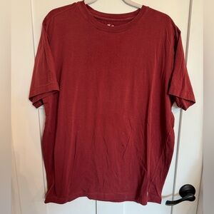 Vuori Short Sleeve Crew Tee in Burgundy